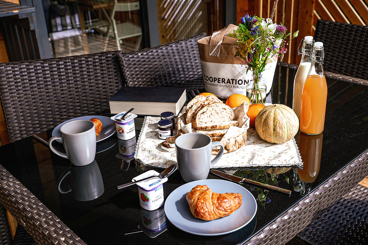 Breakfast on the terrace of the Chalet Taos with bread and juice