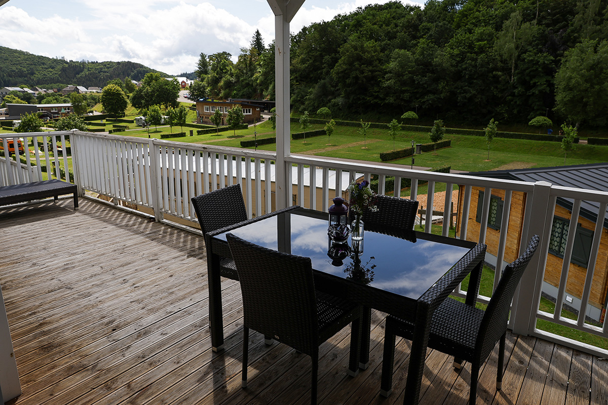 Terrasse du chalet Emotion avec table à manger et vue sur la vallée