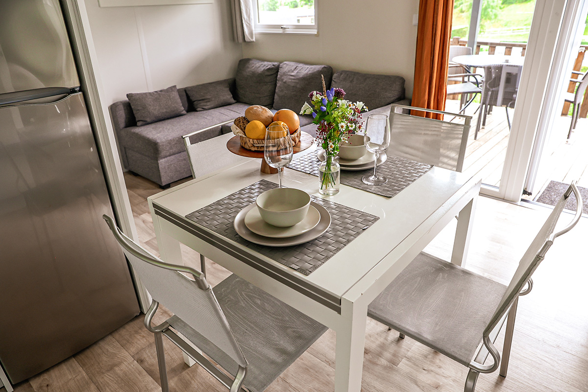 Living area in the Chalet Taos with dining table, sofa and terrace door