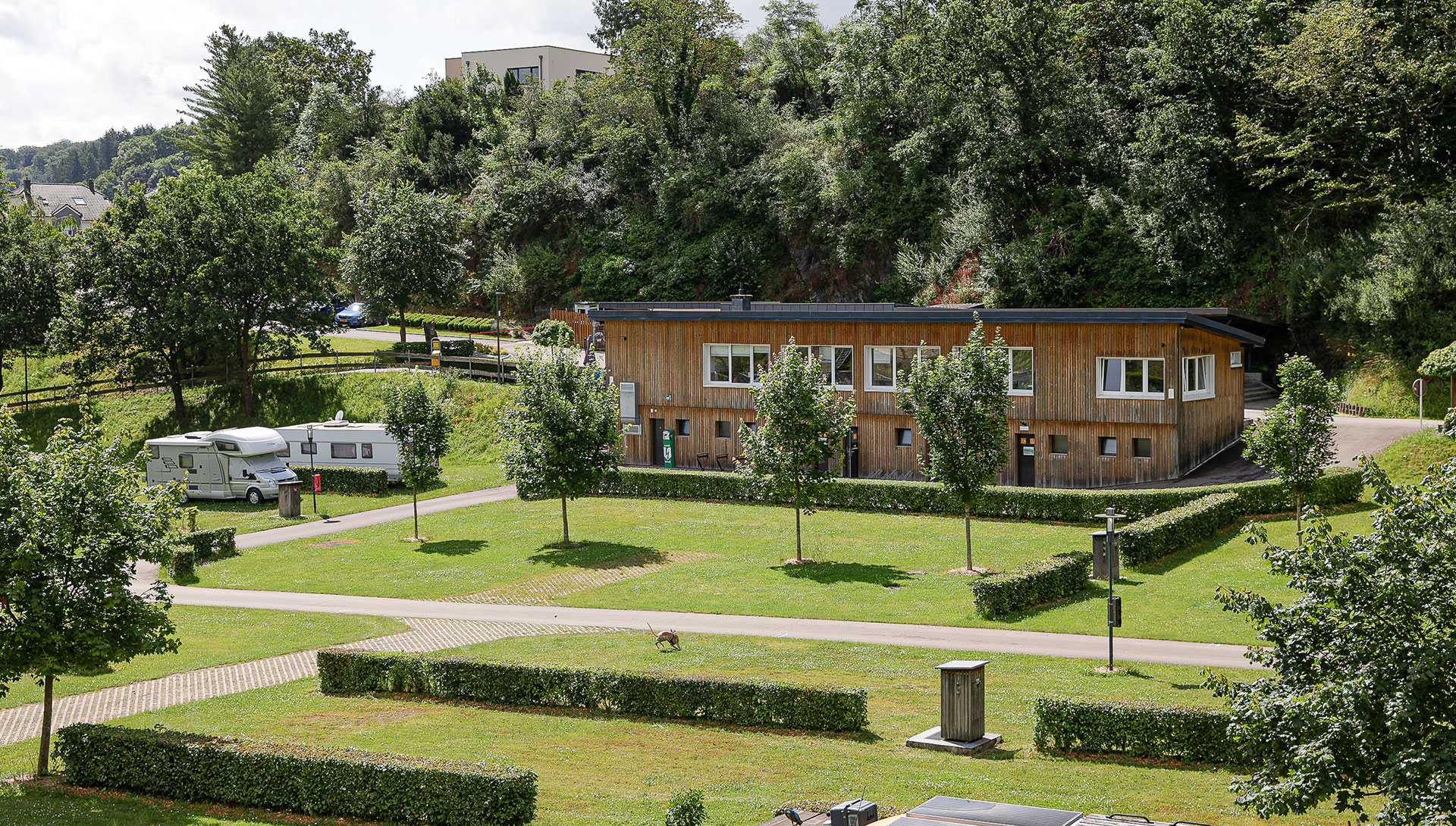Bléck iwwer de Camping Kaul zu Wolz mam Sanitärgebai